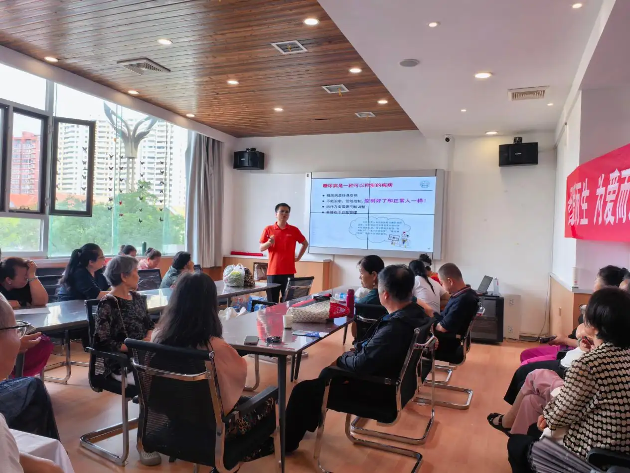 7月27日，榆阳区明珠路街道东环路社区联合日间照料中心及专业机构，开展糖尿病专项健康公益活动，为老人送上科普讲座与免费义诊。