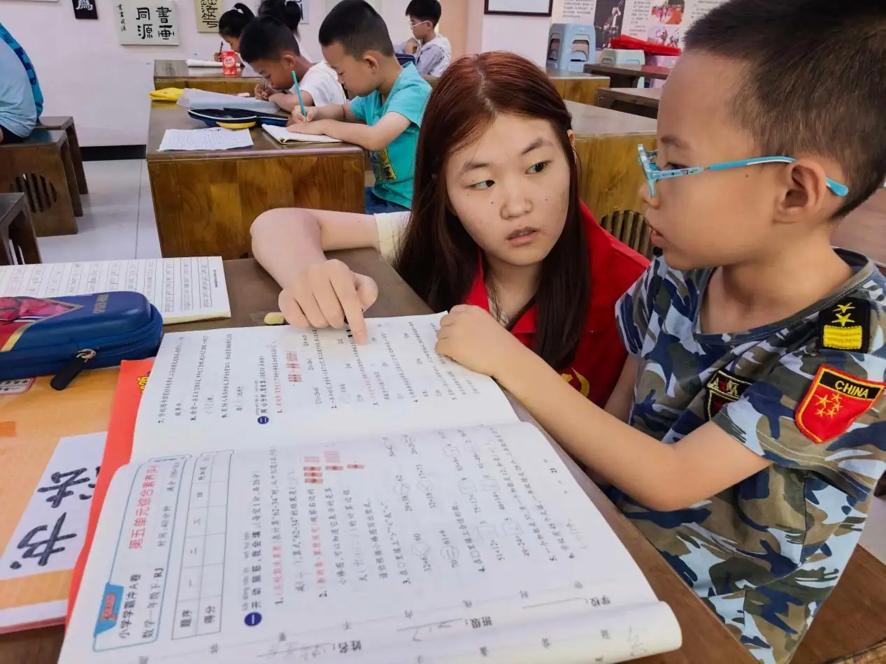 盛夏暑期,榆阳区明珠路街道裕华路社区依托新时代文明实践站开设“缤纷七色花开”公益课堂