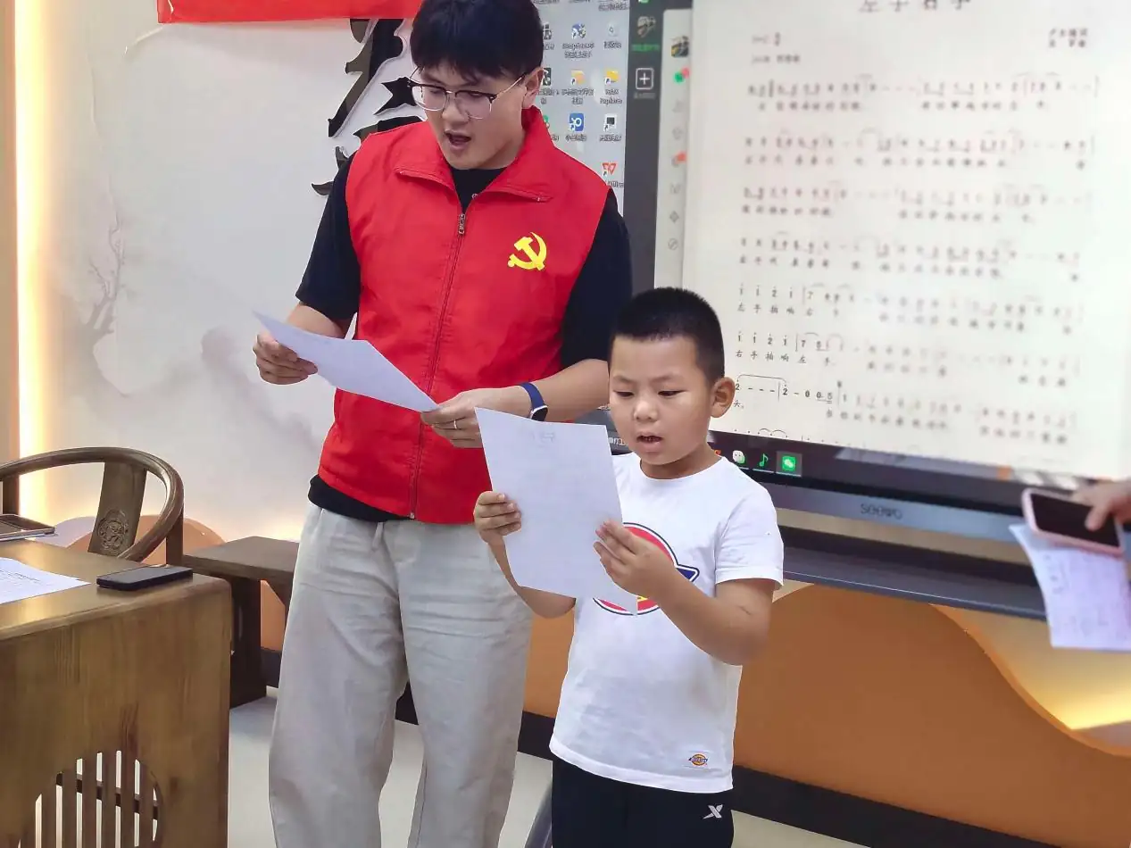 盛夏暑期,榆阳区明珠路街道裕华路社区依托新时代文明实践站开设“缤纷七色花开”公益课堂