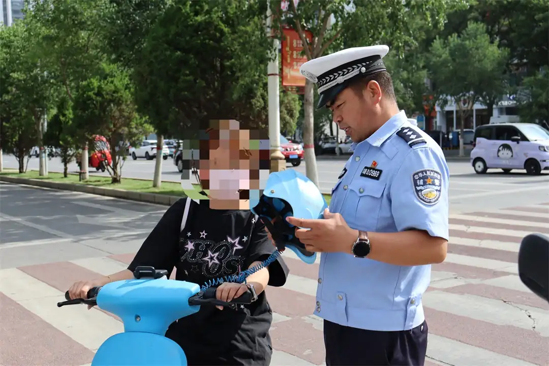 近日,靖边县公安局交管大队针对电动摩托车、电动自行车闯红灯、逆行等突出违法开展专项整治。