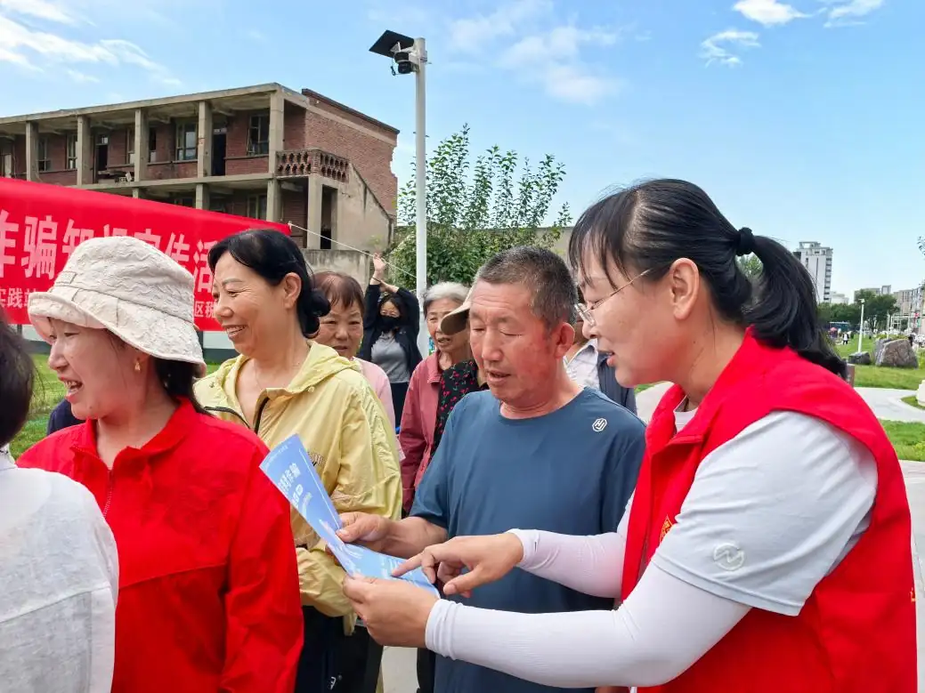 近日,榆阳区鼓楼街道鸳鸯湖社区开展“诈骗手段日日新 老年人务必要小心”反诈宣传