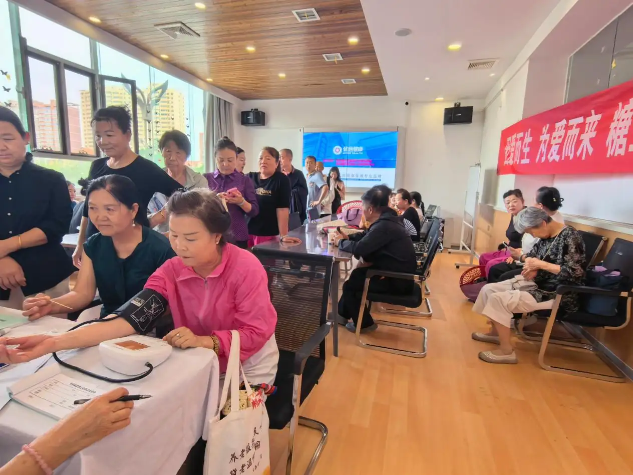 7月27日，榆阳区明珠路街道东环路社区联合日间照料中心及专业机构，开展糖尿病专项健康公益活动，为老人送上科普讲座与免费义诊。