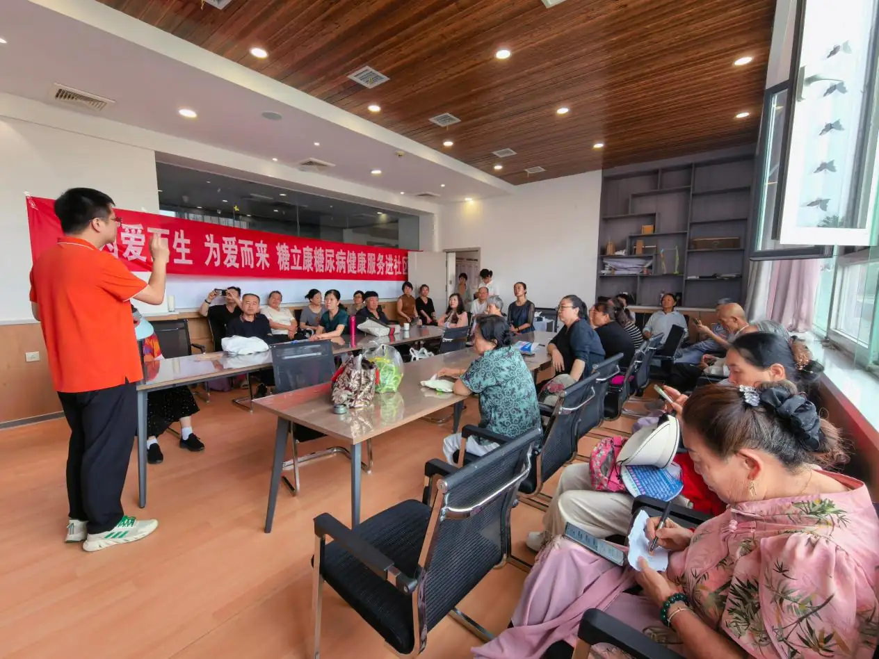 7月27日，榆阳区明珠路街道东环路社区联合日间照料中心及专业机构，开展糖尿病专项健康公益活动，为老人送上科普讲座与免费义诊。