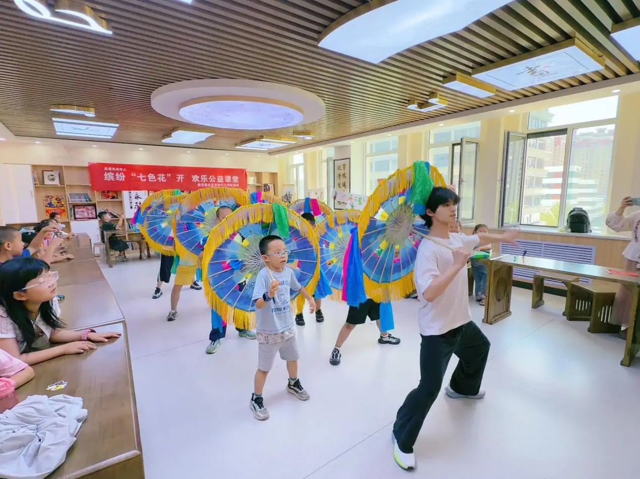 盛夏暑期,榆阳区明珠路街道裕华路社区依托新时代文明实践站开设“缤纷七色花开”公益课堂
