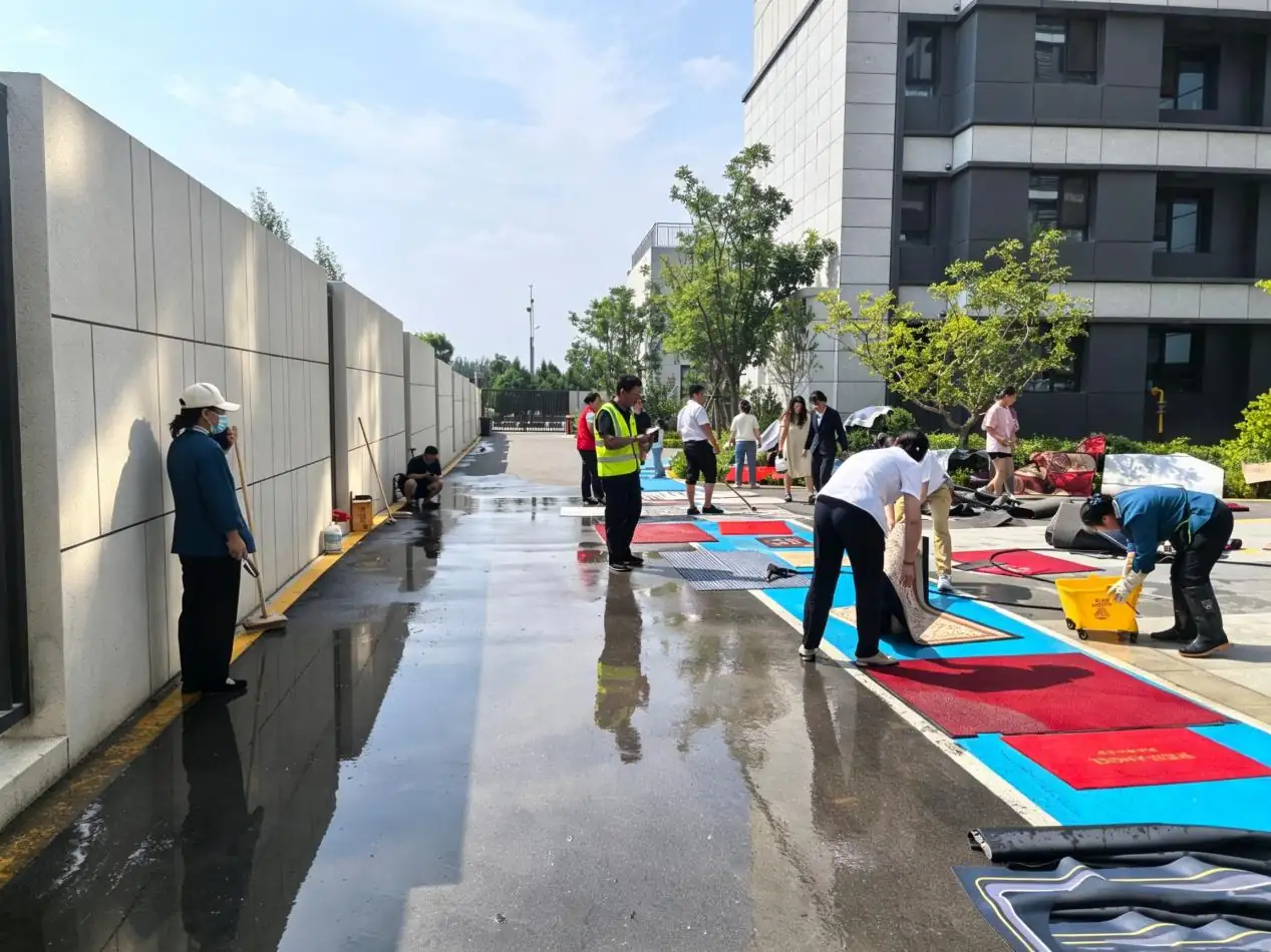 7月27日,榆阳区明珠路街道三辰社区联合物业开展“洁净家园办实事”地垫免费清洗志愿服务。