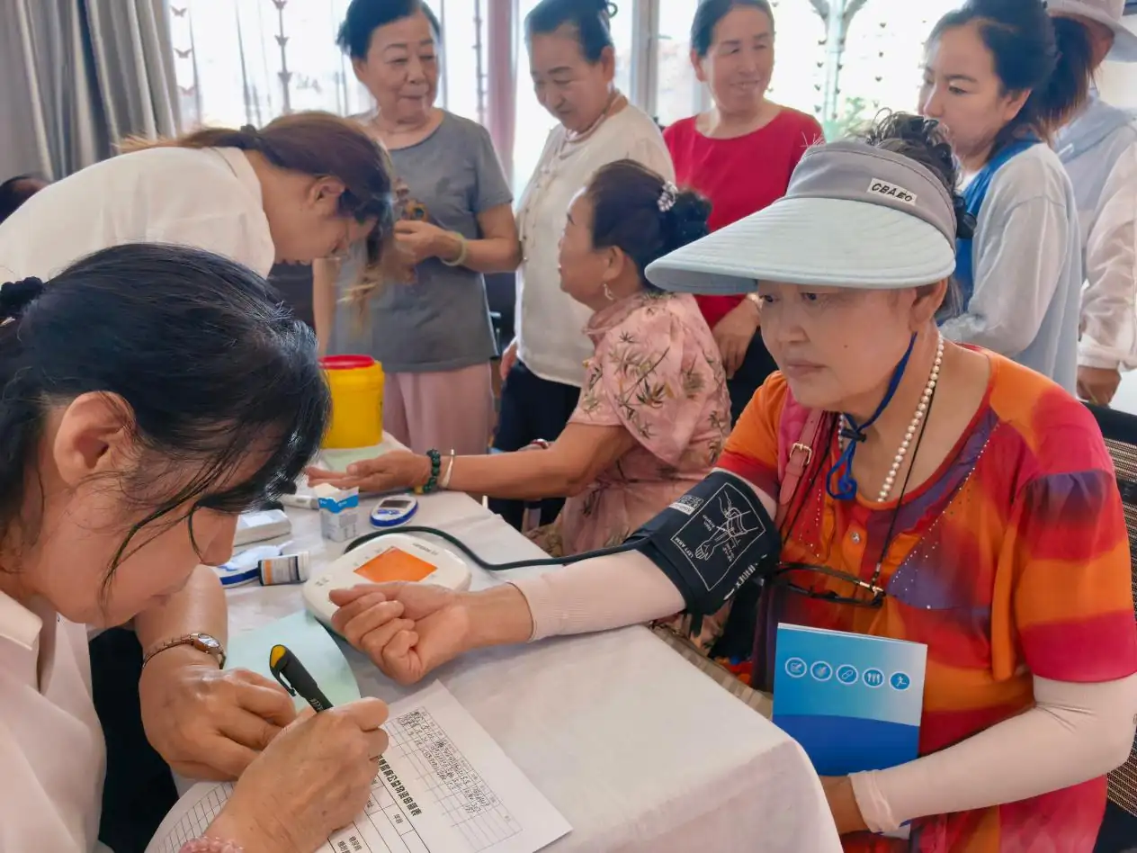 7月27日，榆阳区明珠路街道东环路社区联合日间照料中心及专业机构，开展糖尿病专项健康公益活动，为老人送上科普讲座与免费义诊。