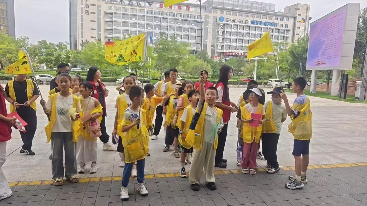 这个盛夏,榆阳区明珠路街道东环路社区依托五社联动机制,开展为期5天的儿童城市探索公益夏令营。