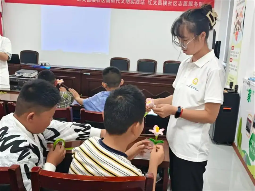 近期，榆阳区鼓楼街道红文昌楼社区联合榆林市社区工作协会、陕科大志愿者开展“青芒·少年科普实践团”夏令营