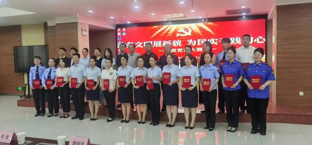 近日,靖边县公安局户政窗口民警梁佳妮、刘婷在县政府办主办的“政务文明展新貌”微党课演讲比赛中,以一线户籍服务故事深情诠释“人民公安为人民”初心,荣获二等奖。