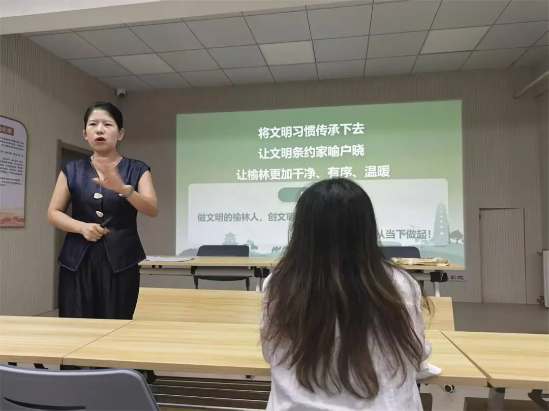 近日,“崇法尚礼 德润榆林”文明实践示范活动走进榆阳区崇文路街道葡萄园社区
