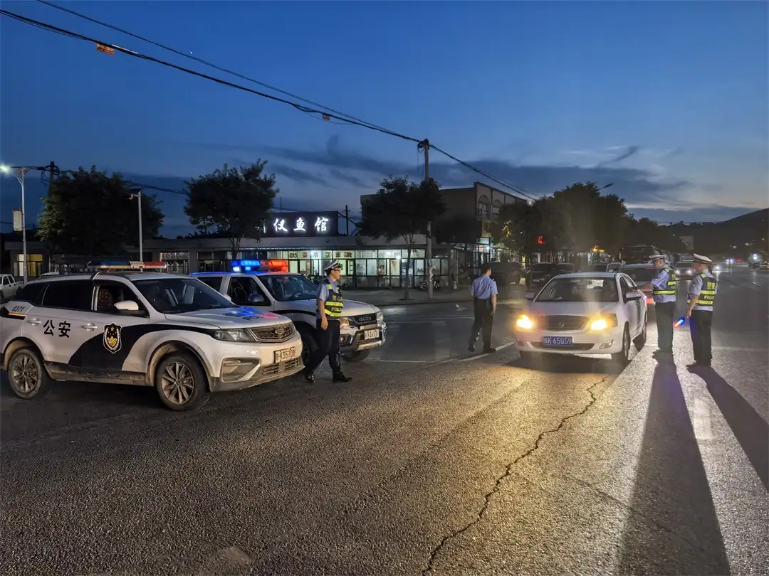 7月,靖边交警针对夏季农村交通违法反弹特点,下沉警力严查酒驾、三轮车违法载人、不戴头盔等行为,查处各类违法2000余起