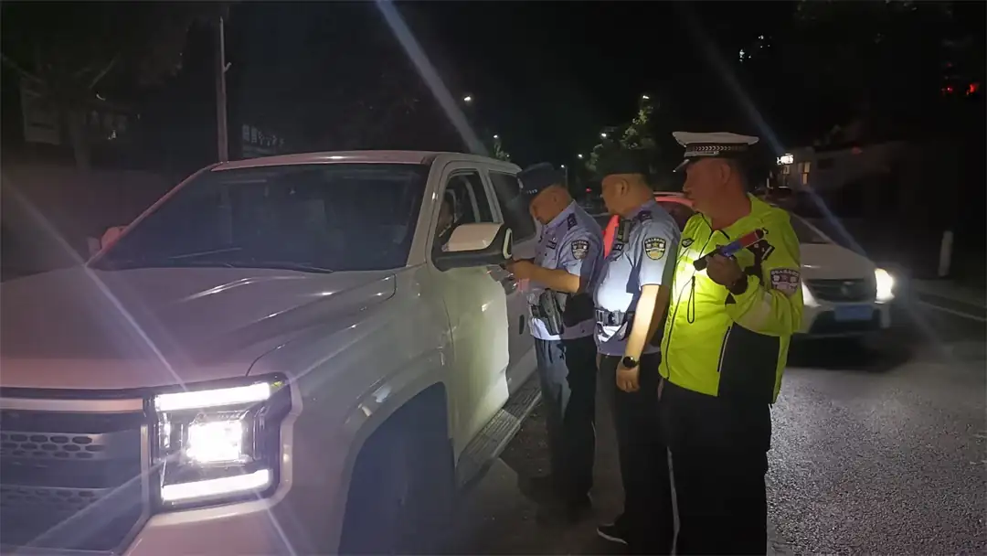 7月,靖边交警针对夏季农村交通违法反弹特点,下沉警力严查酒驾、三轮车违法载人、不戴头盔等行为,查处各类违法2000余起