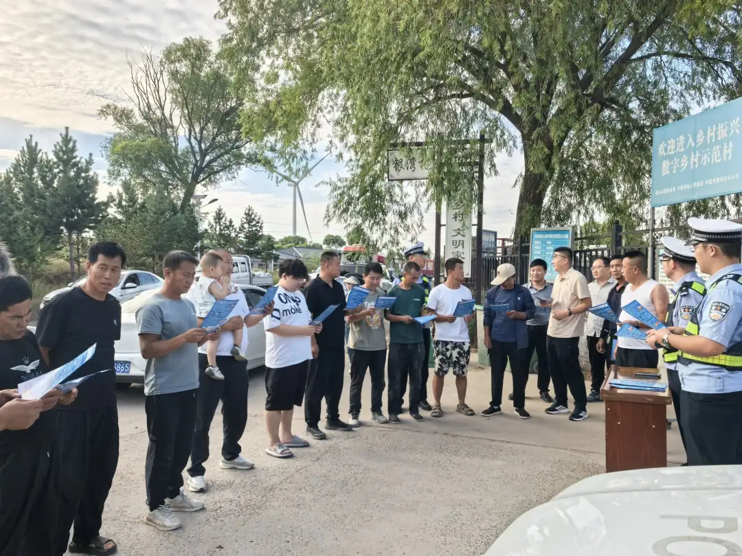 7月,靖边交警针对夏季农村交通违法反弹特点,下沉警力严查酒驾、三轮车违法载人、不戴头盔等行为,查处各类违法2000余起