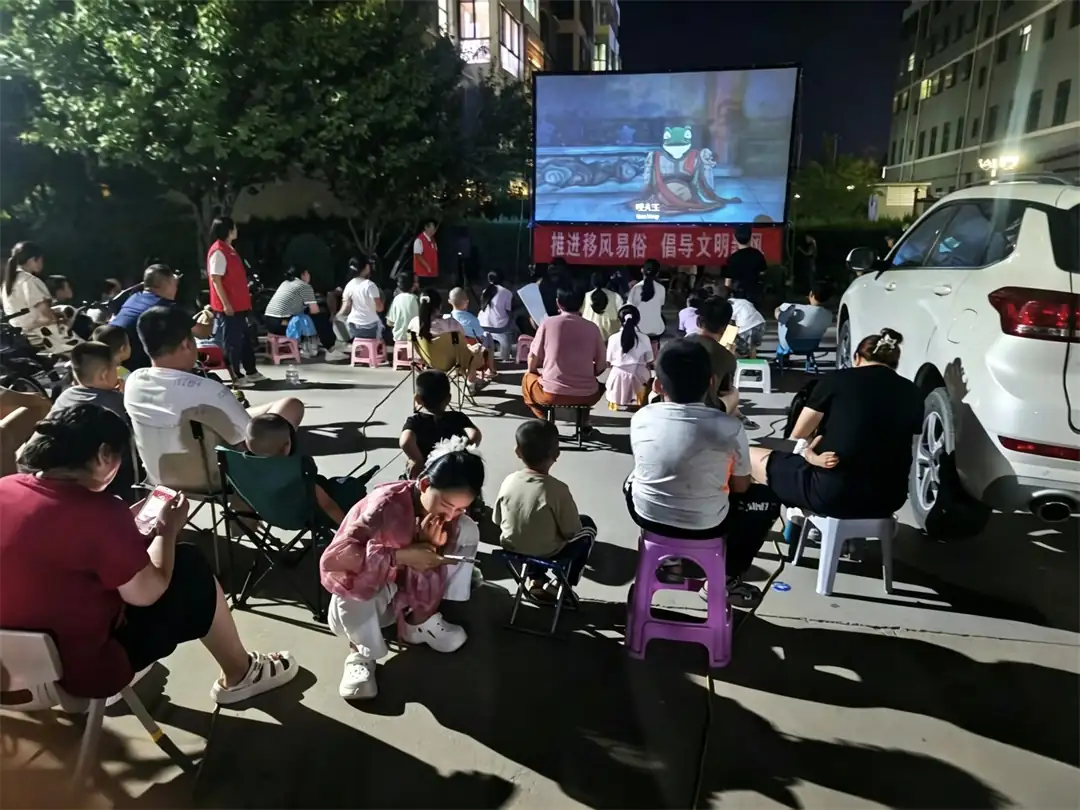 近日,榆阳区鼓楼街道环城北路社区借公益电影放映契机,开展“推进移风易俗 倡导文明新风”宣传