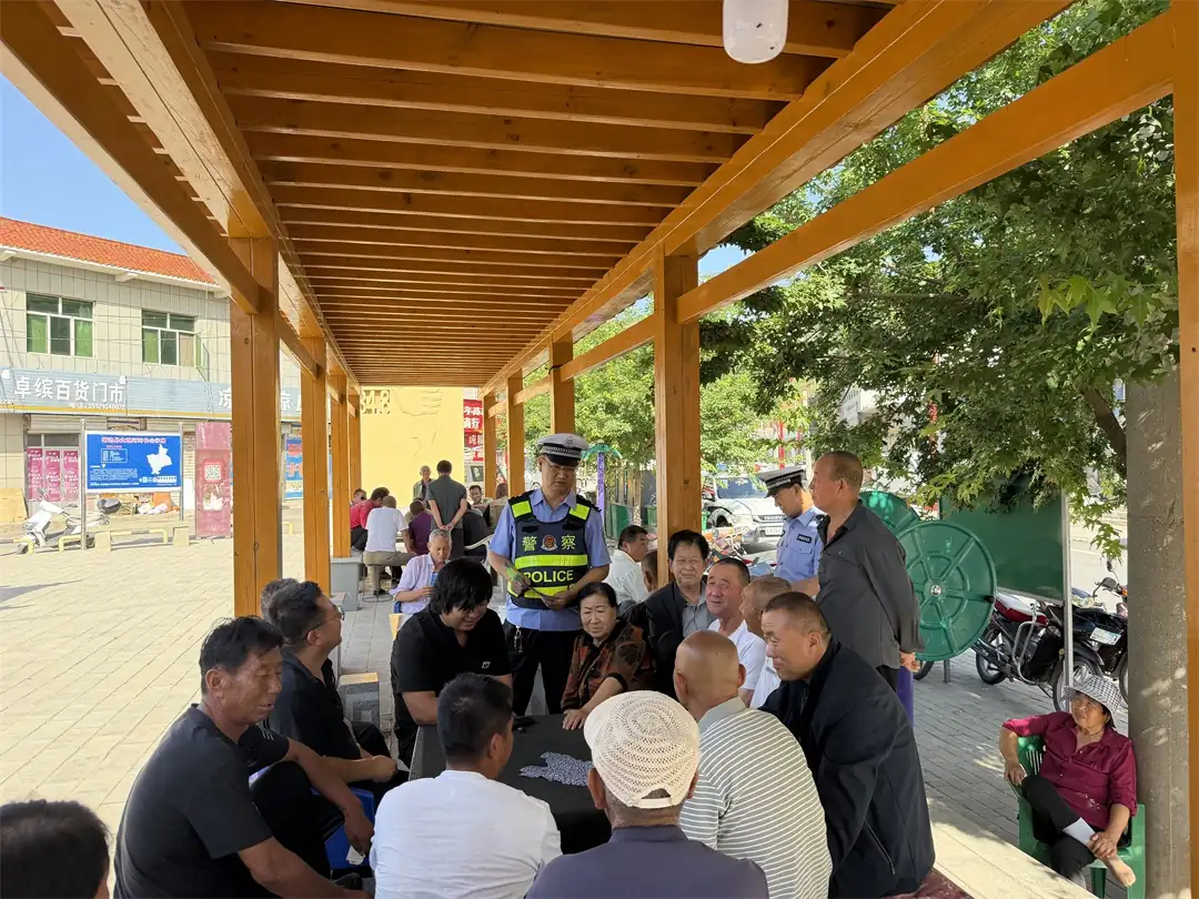 7月,靖边交警针对夏季农村交通违法反弹特点,下沉警力严查酒驾、三轮车违法载人、不戴头盔等行为,查处各类违法2000余起