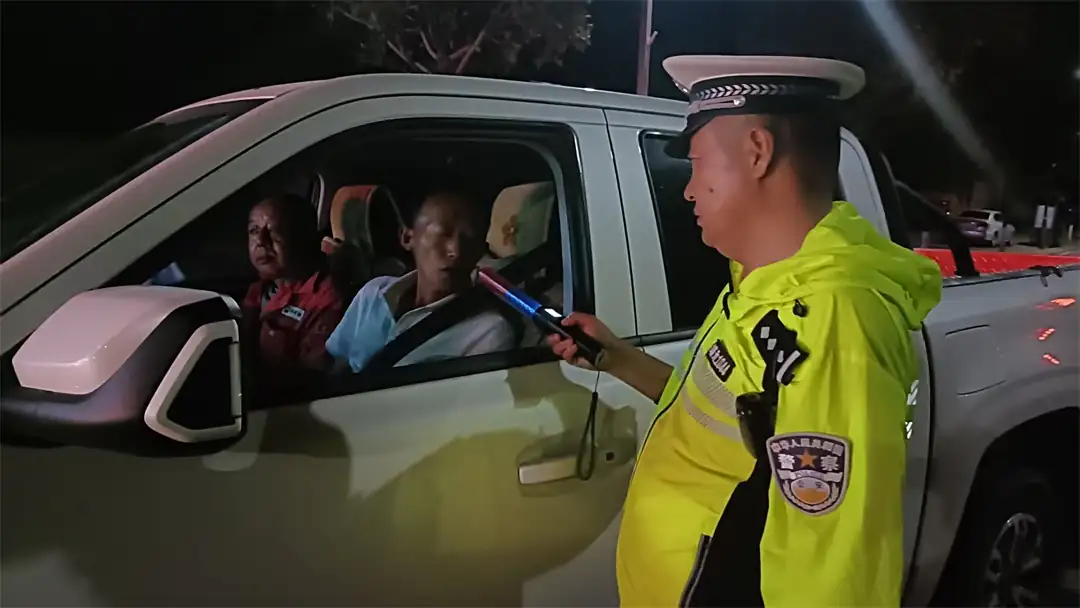 7月,靖边交警针对夏季农村交通违法反弹特点,下沉警力严查酒驾、三轮车违法载人、不戴头盔等行为,查处各类违法2000余起