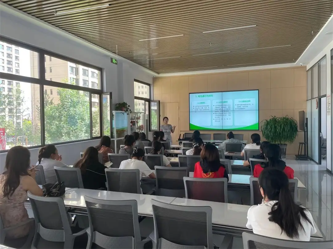 7月30日,榆阳区崇文路街道春苑社区联合榆林市新时代文明实践中心,开展“学条例 守规矩”文明好习惯宣讲