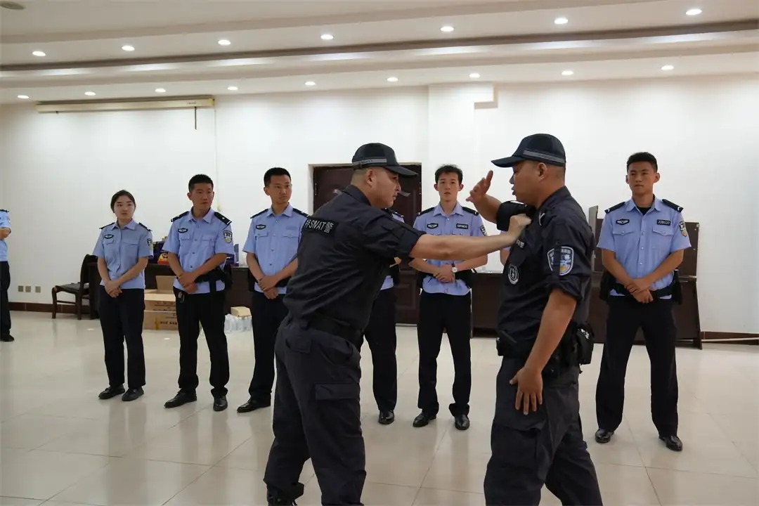 近日,绥德县公安局开展为期一周的新警岗前培训