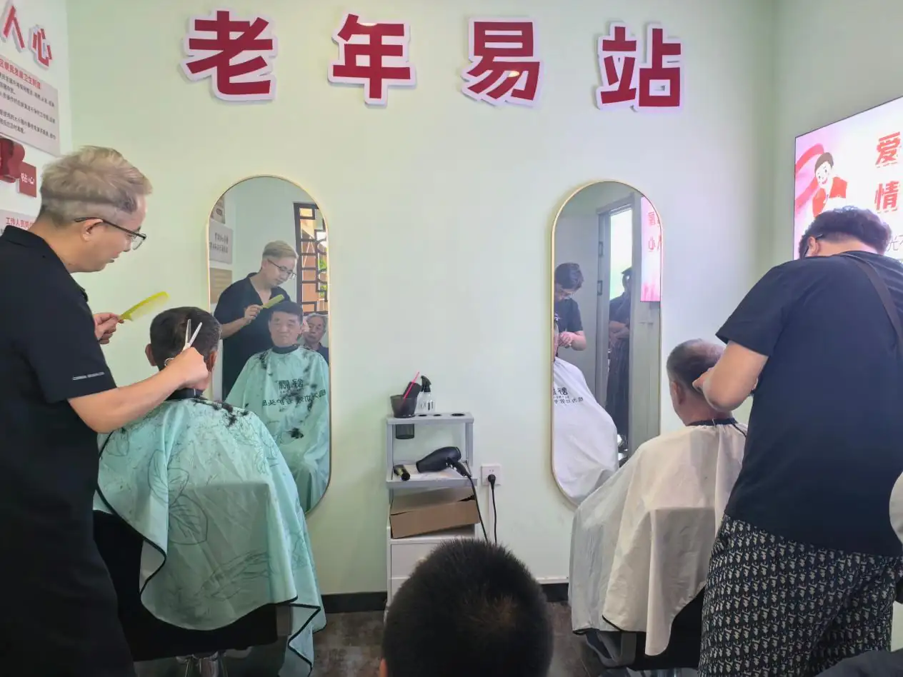 7月29日,榆阳区明珠路街道东环路社区联合日间照料中心及“东环造型”志愿团队开展义剪活动