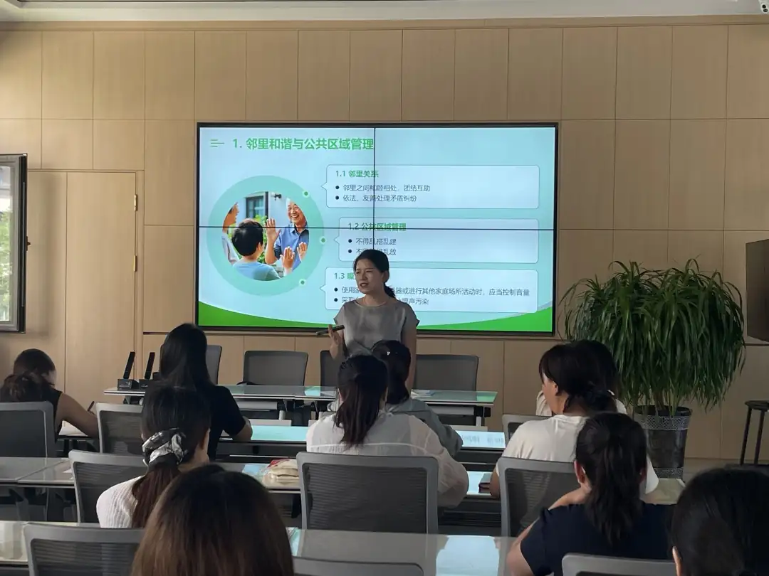7月30日,榆阳区崇文路街道春苑社区联合榆林市新时代文明实践中心,开展“学条例 守规矩”文明好习惯宣讲