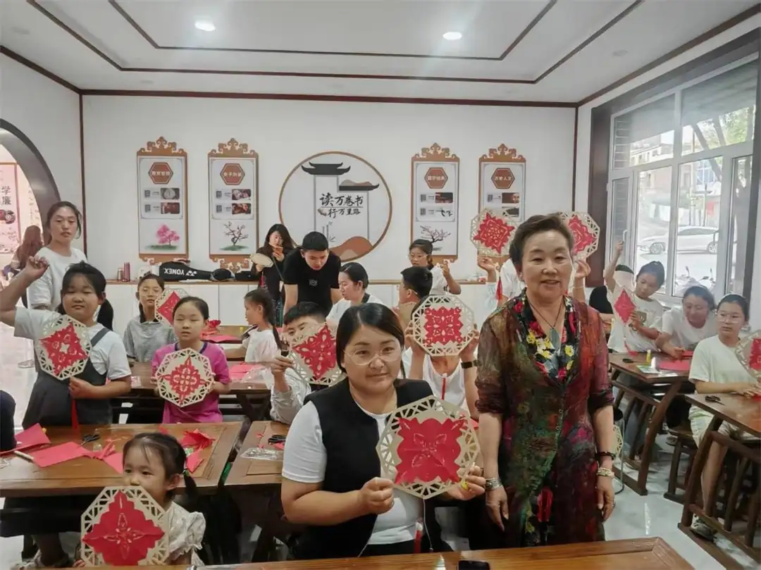 近日,榆阳区鼓楼街道普惠泉社区联合榆阳区文旅局、文化馆开展非遗进社区活动