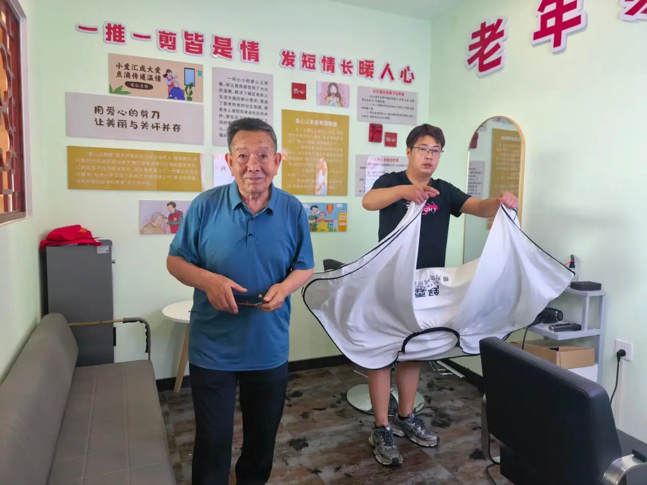 7月29日,榆阳区明珠路街道东环路社区联合日间照料中心及“东环造型”志愿团队开展义剪活动