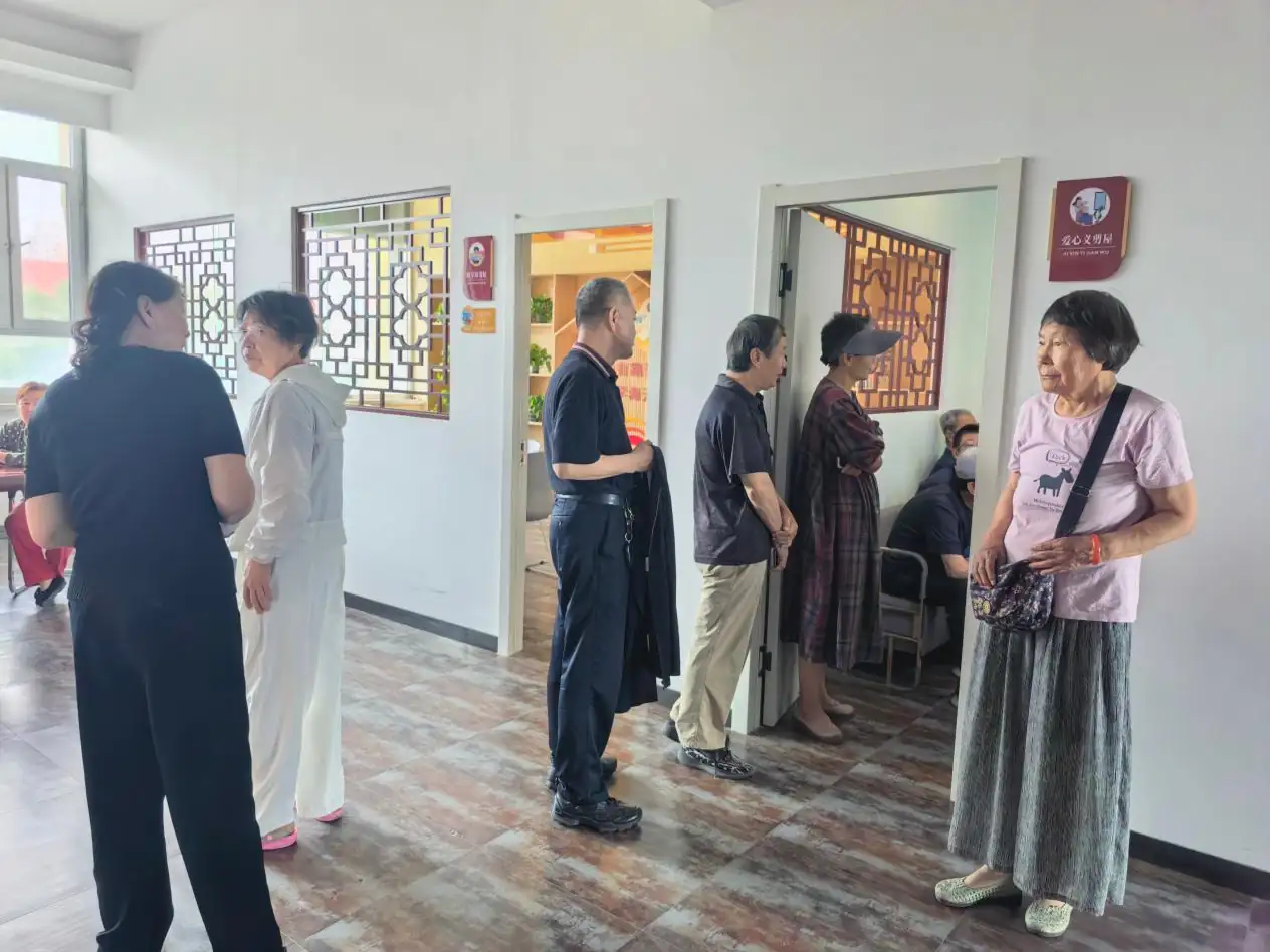 7月29日,榆阳区明珠路街道东环路社区联合日间照料中心及“东环造型”志愿团队开展义剪活动