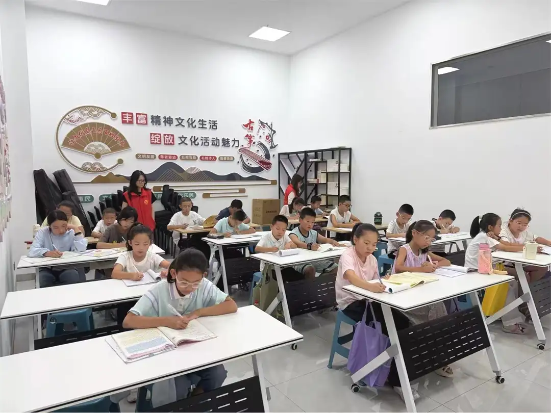7月27日,榆阳区金沙路街道福利路社区开办“乐学善思 赋能成长”暑期公益班