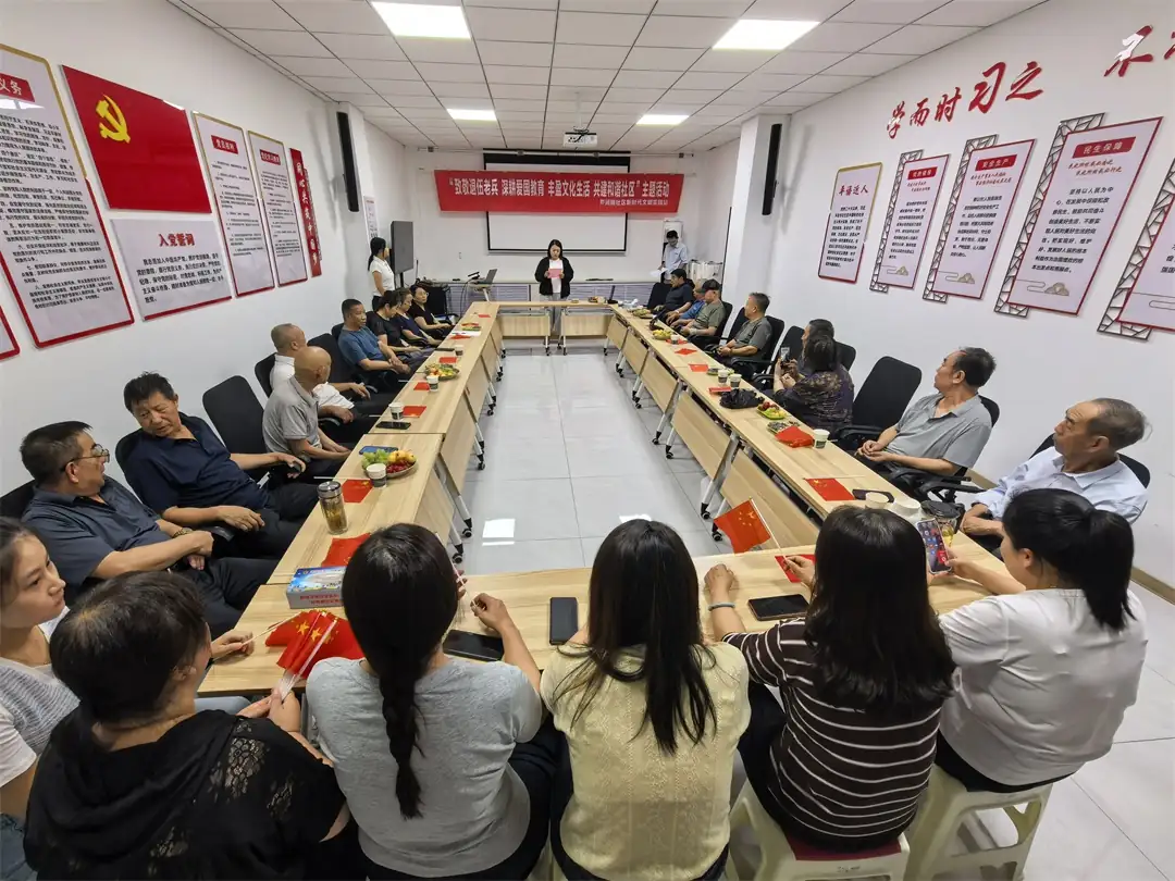 7月31日,榆阳区崇文路街道芹涧路社区邀请退伍老兵开展八一主题活动