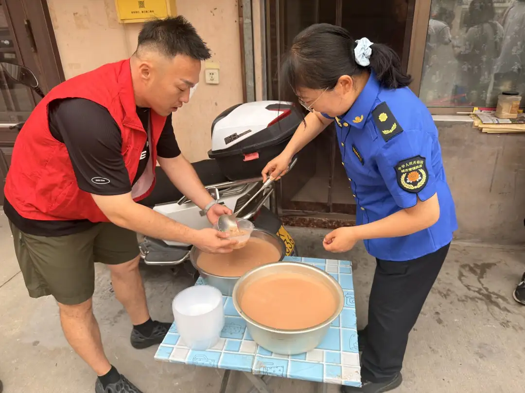 近日,榆阳区鼓楼街道二里半社区开展“便民义剪零距离”活动,为老人、环卫工人提供免费理发、上门剪发、素描画像及清凉解暑服务,同步嵌入反诈、垃圾分类宣传。