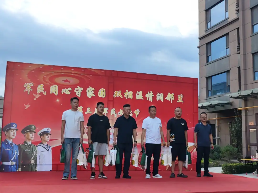 “八一”建军节前夕,榆阳区崇文路街道迎滨路社区联合区退役军人事务局开展庆“八一”文艺汇演,为优秀退役军人发放慰问品,同步开展征兵宣传。