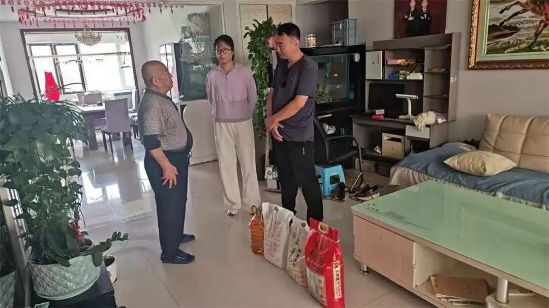 7月30日,榆阳区鼓楼街道二里半社区开展“八一”慰问,为辖区伤残军人送上物资与关怀。