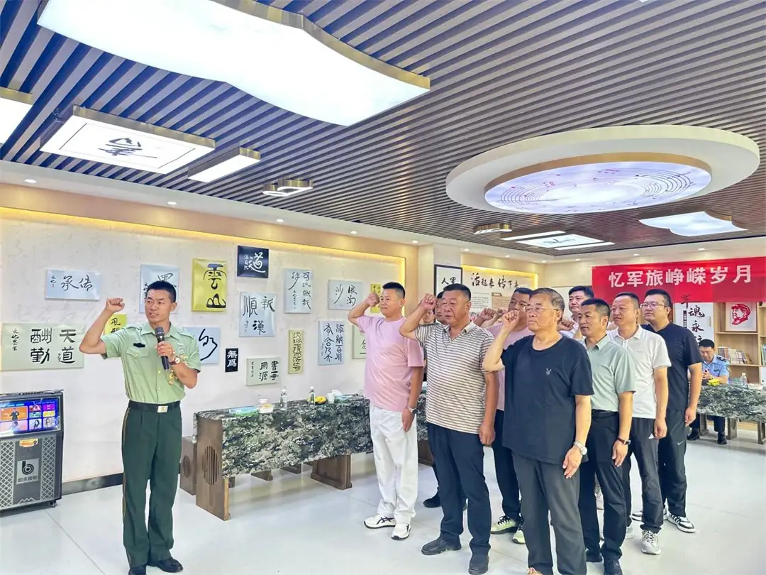 全体退役军人整齐列队、重温退役誓词,“若有战,召必回”的铿锵誓言激荡全场。