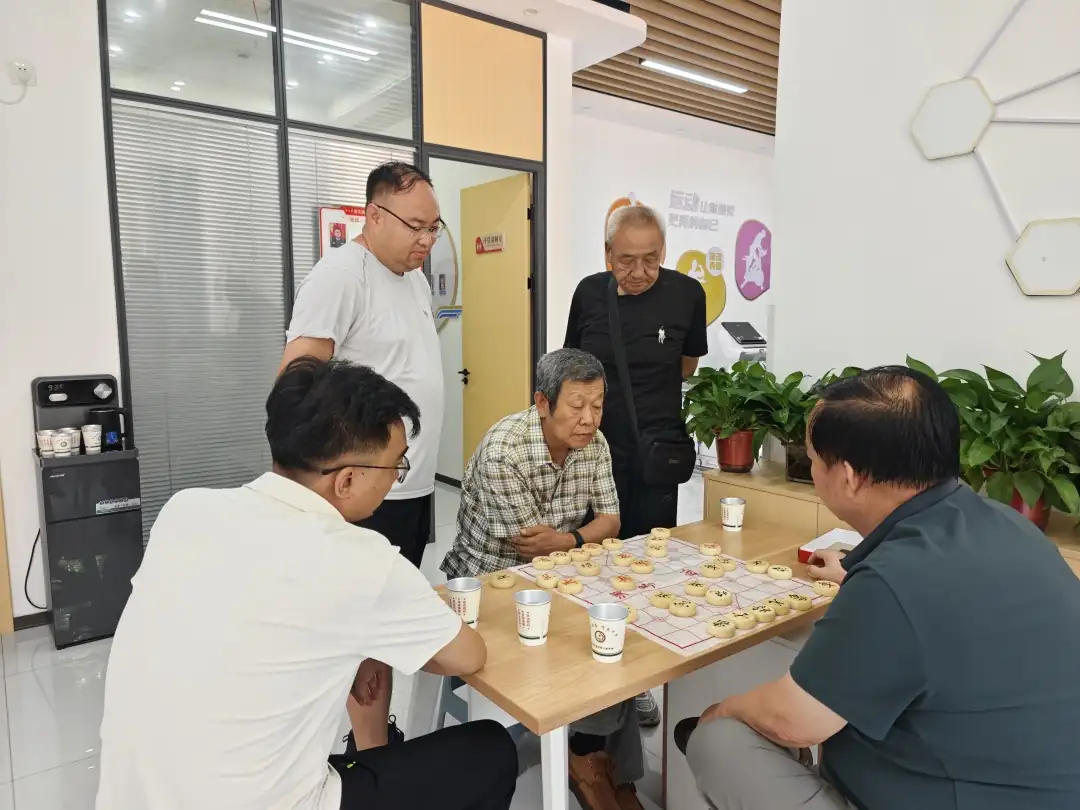 崇文路街道迎滨路社区联合市象棋协会开展象棋交流活动