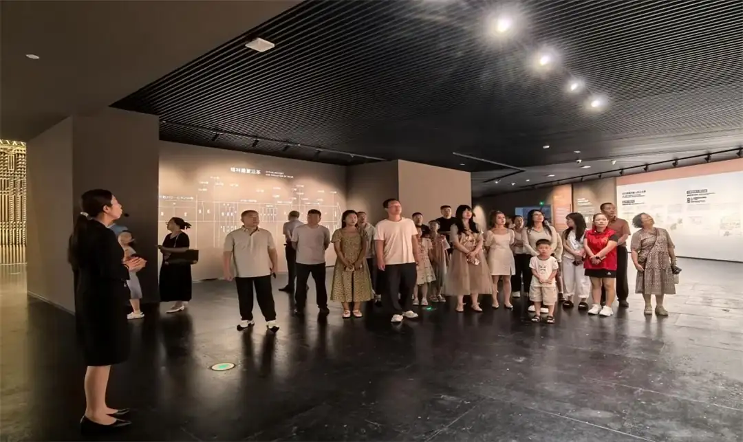 八一前夕,榆阳区崇文路街道崇文路社区组织退役军人代表参观市展览馆。