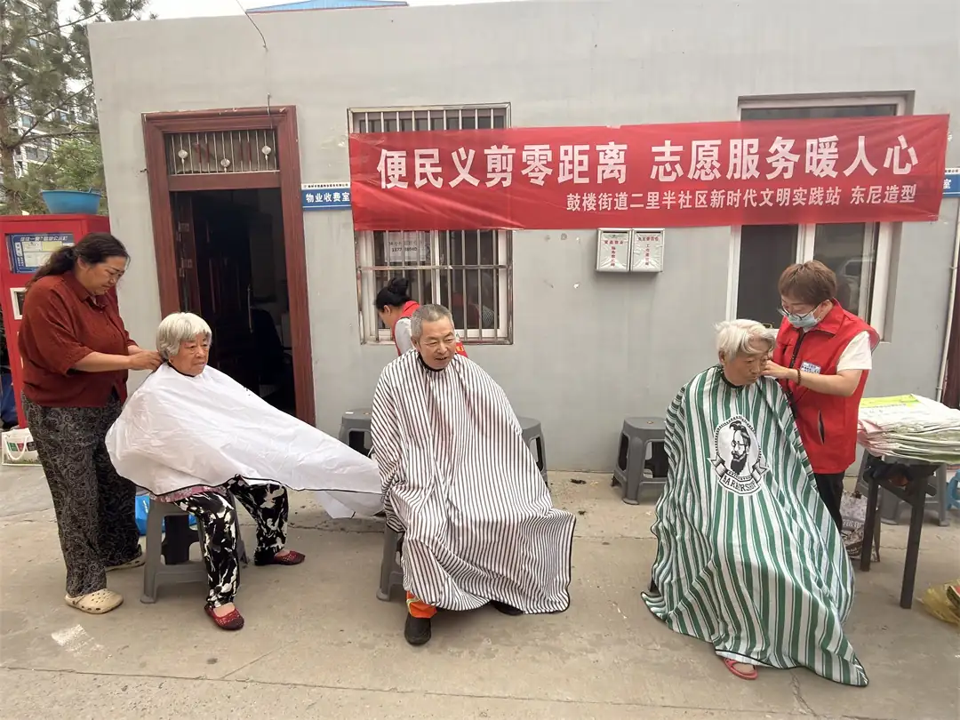 近日,榆阳区鼓楼街道二里半社区开展“便民义剪零距离”活动,为老人、环卫工人提供免费理发、上门剪发、素描画像及清凉解暑服务,同步嵌入反诈、垃圾分类宣传。