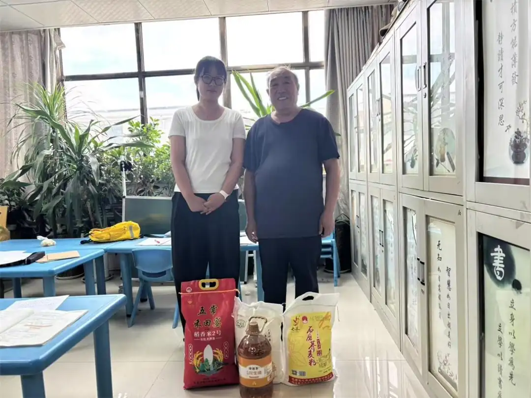 7月30日,榆阳区鼓楼街道二里半社区开展“八一”慰问,为辖区伤残军人送上物资与关怀。