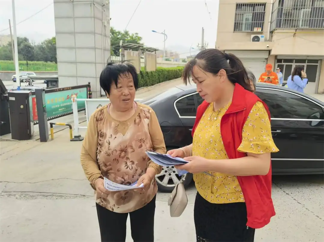 向居民普及各类高发电信诈骗套路、识骗技巧及防骗要点
