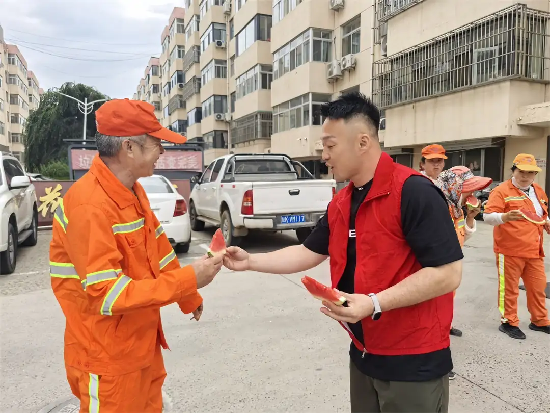 近日,榆阳区鼓楼街道二里半社区开展“便民义剪零距离”活动,为老人、环卫工人提供免费理发、上门剪发、素描画像及清凉解暑服务,同步嵌入反诈、垃圾分类宣传。