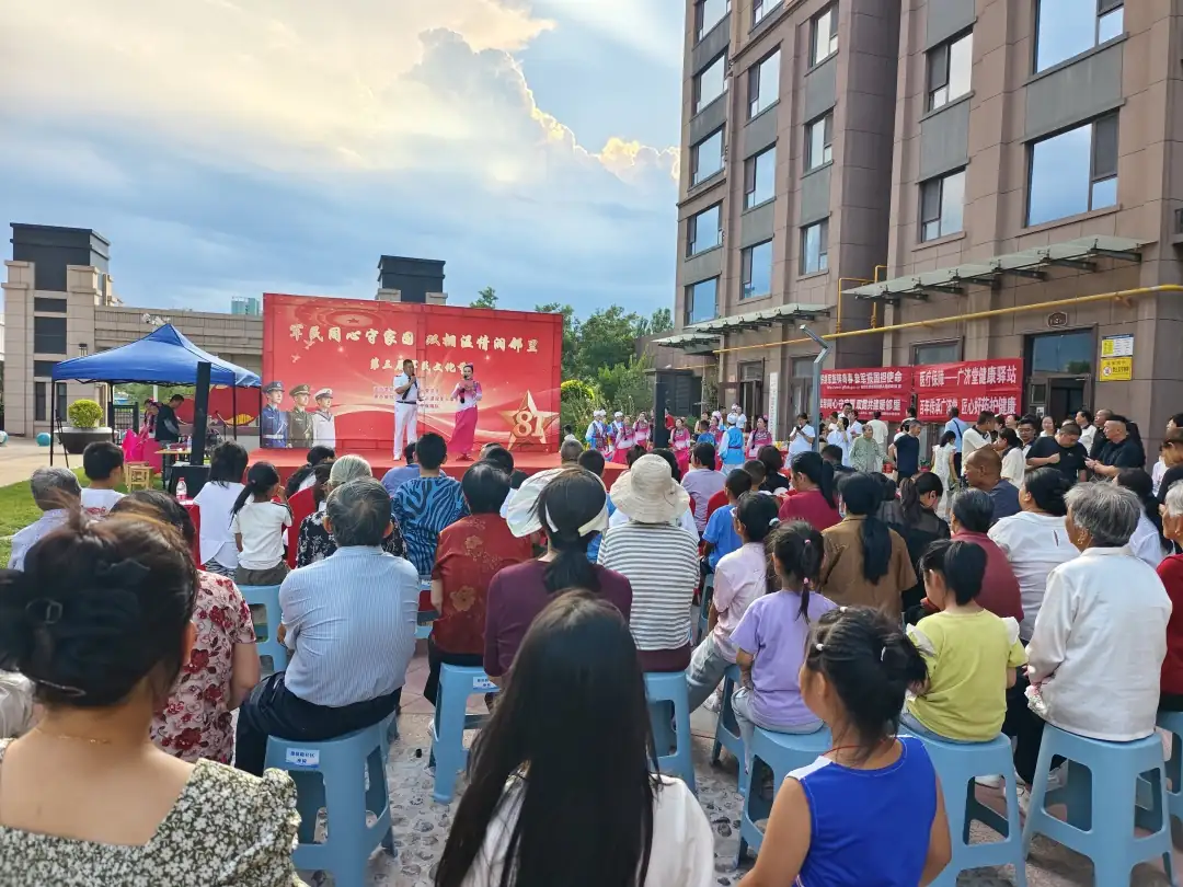 “八一”建军节前夕,榆阳区崇文路街道迎滨路社区联合区退役军人事务局开展庆“八一”文艺汇演,为优秀退役军人发放慰问品,同步开展征兵宣传。
