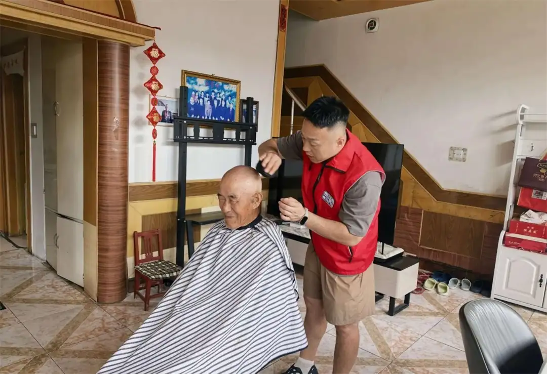 公益义剪进社区,贴心服务暖银发