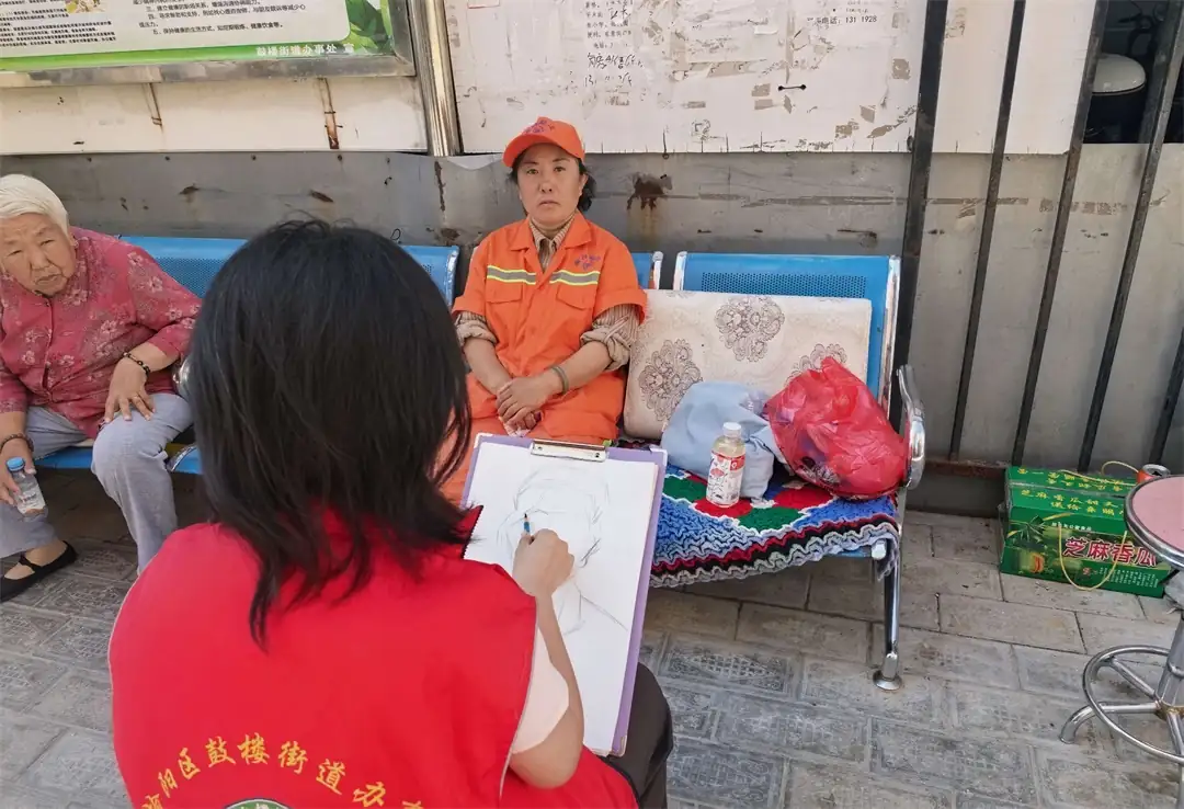 社区开展为老人免费画素描像暖心活动。