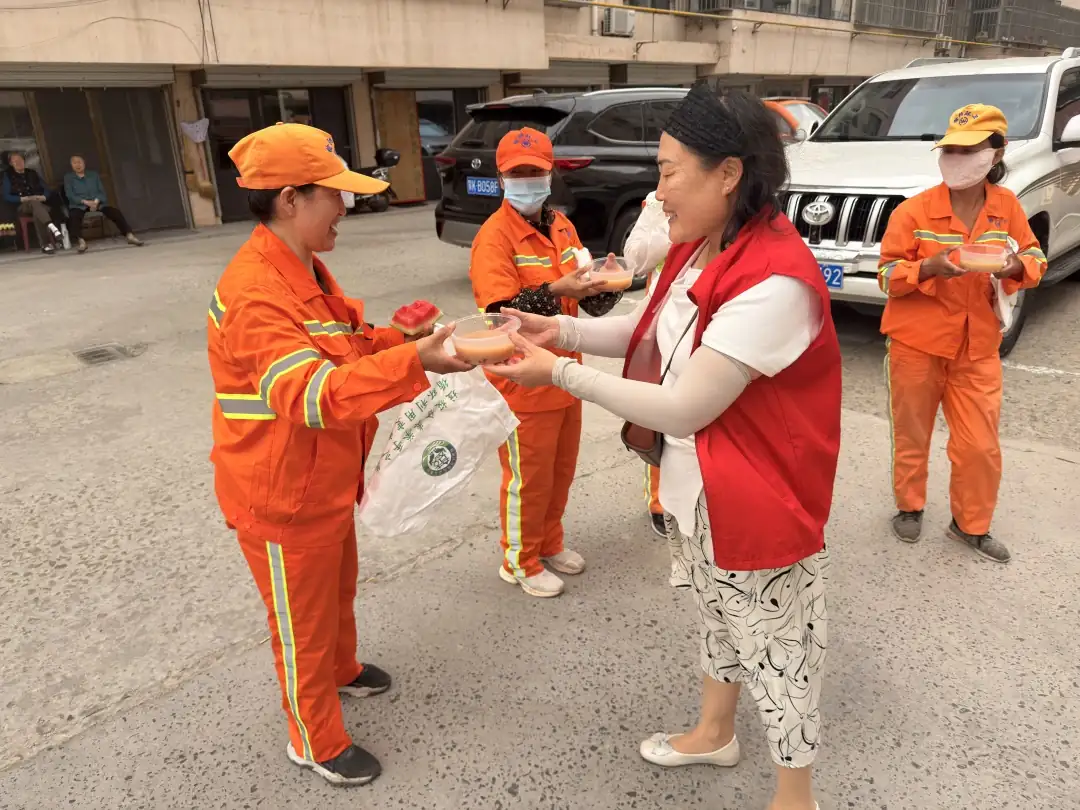 近日,榆阳区鼓楼街道二里半社区开展“便民义剪零距离”活动,为老人、环卫工人提供免费理发、上门剪发、素描画像及清凉解暑服务,同步嵌入反诈、垃圾分类宣传。