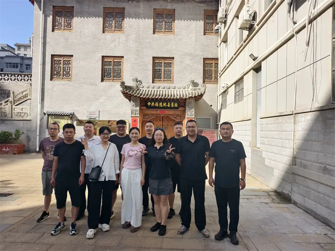 7月28日至29日，陕西交控绥定分公司绥德路产养护中心组织职工赴绥德地委旧址、李子洲故居开展红色研学。