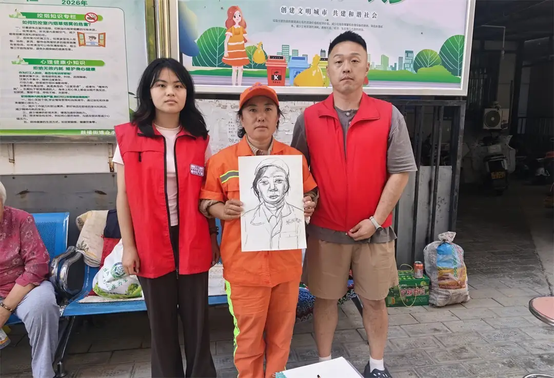 近日,榆阳区鼓楼街道二里半社区开展“便民义剪零距离”活动,为老人、环卫工人提供免费理发、上门剪发、素描画像及清凉解暑服务,同步嵌入反诈、垃圾分类宣传。