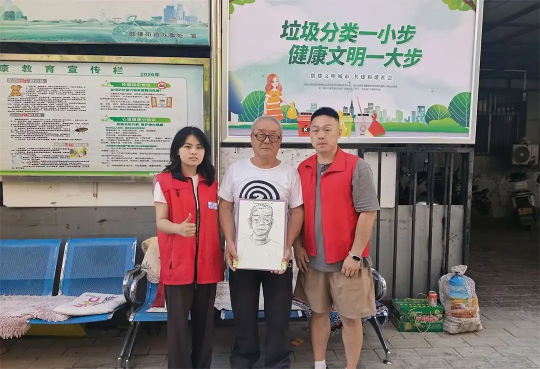 社区开展为老人免费画素描像暖心活动。