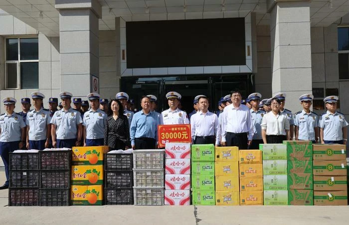7月29日,定边县四套班子领导走访慰问驻定武警中队、人武部、消防救援局官兵,送上节日祝福