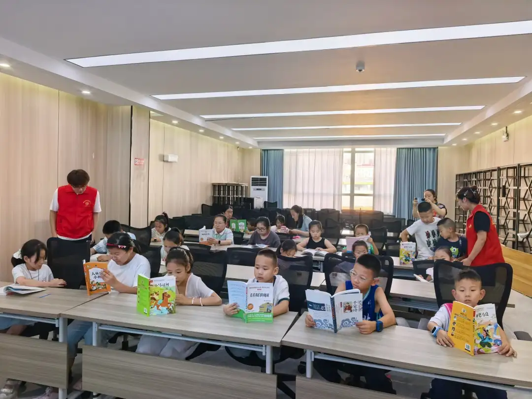 近日,榆阳区驼峰路街道长虹路社区“暑期七彩公益小课堂”结课。