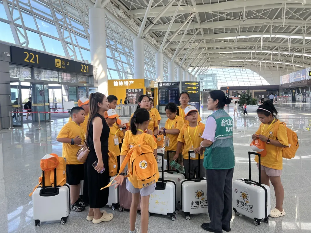 榆林机场升级首乘服务,设优先通道、绿色马甲团队及定制指引卡,联合文旅企业推出“首乘+”优惠产品。
