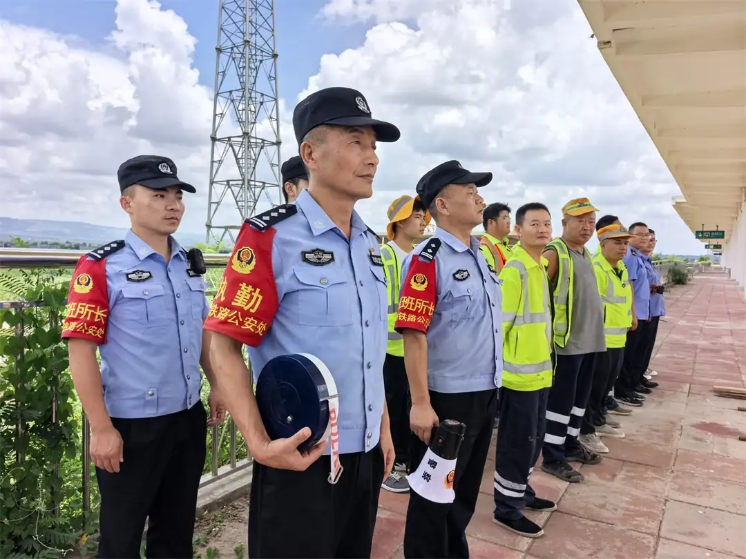 闻“汛”而动守防线 延安铁警全力筑牢汛期线路安全屏障